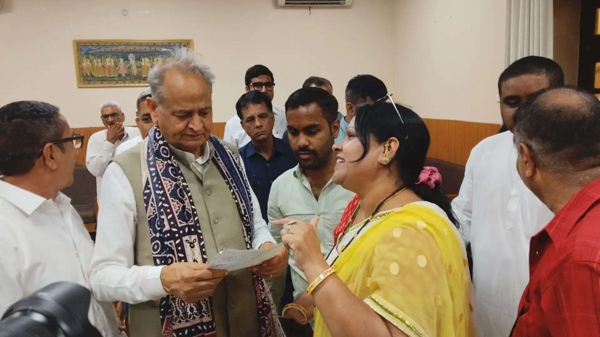 यमुना का पानी ले आओ, मुख्यमंत्री के घर जाकर माला पहनाउंगा: गहलोत
