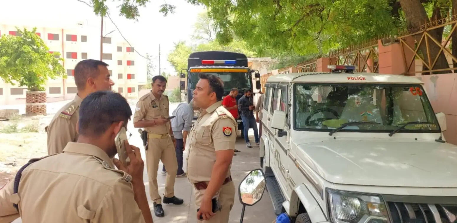 सड़क हादसे में सिपाही की मौत, सिपाही सहित दो घायल