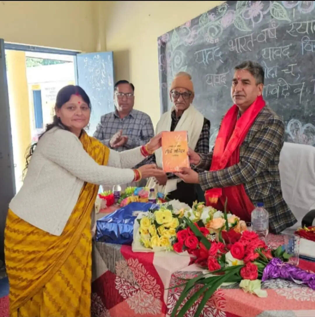संस्कृत शिक्षा सचिव ने पूर्व प्राध्यापक आचार्य हरि प्रसाद को किया सम्मानित