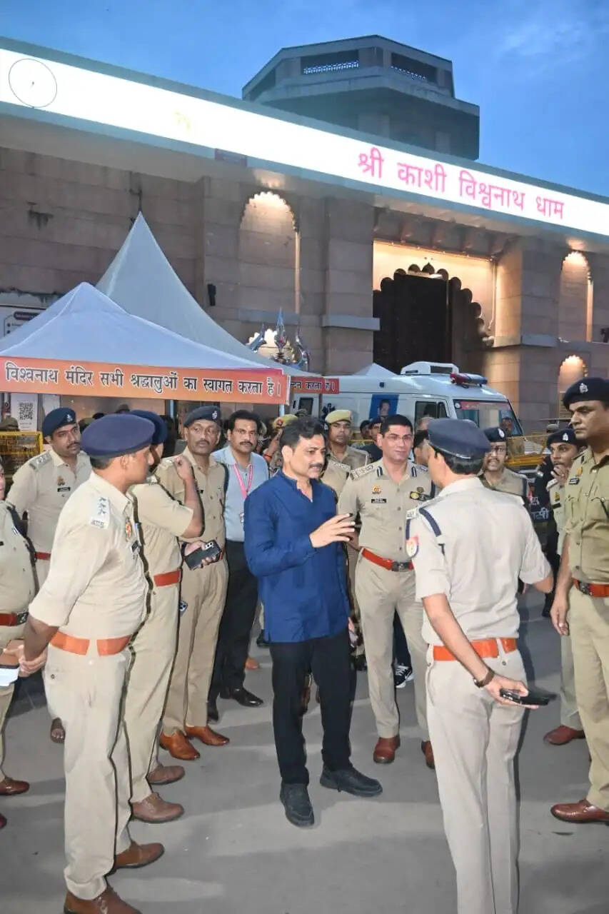सावन: तीसरे सोमवार पर भी श्री काशी विश्वनाथ धाम में कांवड़ियों पर पुष्पवर्षा,चहुंओर हर—हर महादेव की गूंज