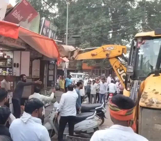 मुरैना: नगर निगम एवं प्रशासन ने चलाया अतिक्रमण हटाओ अभियान, बाजारों में मची अफरा-तफरी