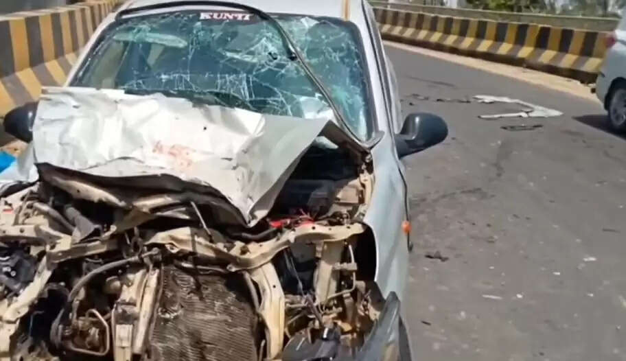 ट्रक की टक्कर से कार सवार 08 लोग घायल