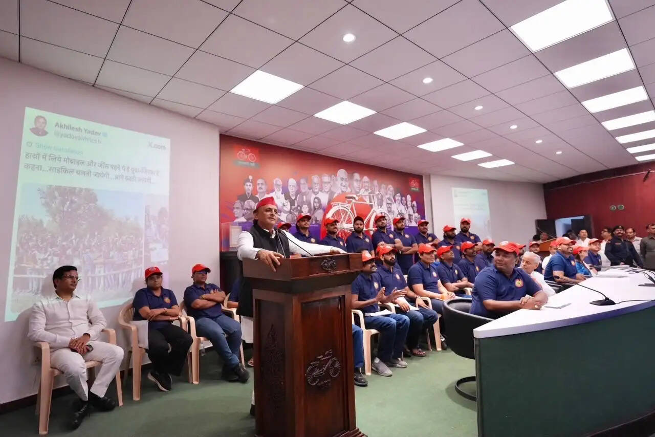 अखिलेश यादव ने सपा छात्र सभा की नई यूनिफॉर्म लॉन्च की, कॉलेज और विश्वविद्यालयों में अभियान चलाकर सदस्य बनाने पर दिया जोर