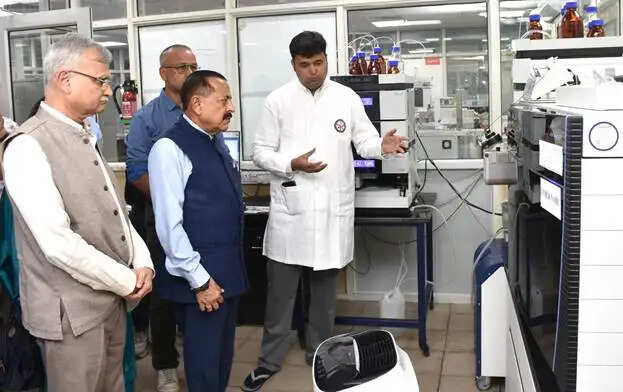 केन्द्रीय मंत्री डॉ जितेन्द्र सिंह ने मातृदिवस पर बीएचयू में अपनी मां के नाम पर पौधा रोपा
