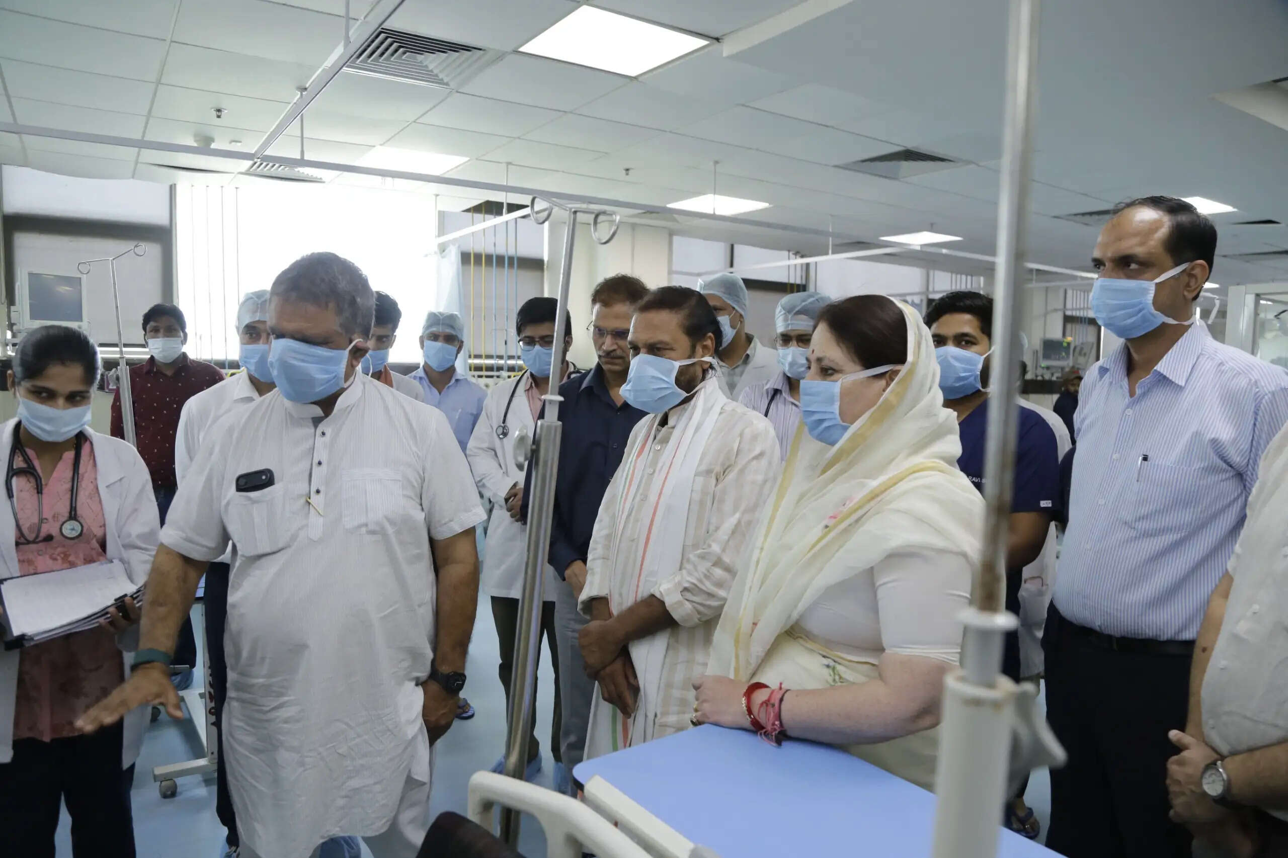 चिकित्सा मंत्री कोटा पहुंचकर प्रसूताओं और उनके परिजनों से मिले