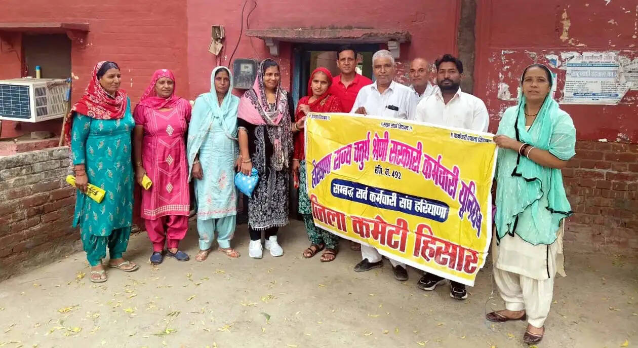 हिसार : तीन महीने से वेतन नहीं, महिला रसोइयों के शोषण पर आंदोलन की तैयारी