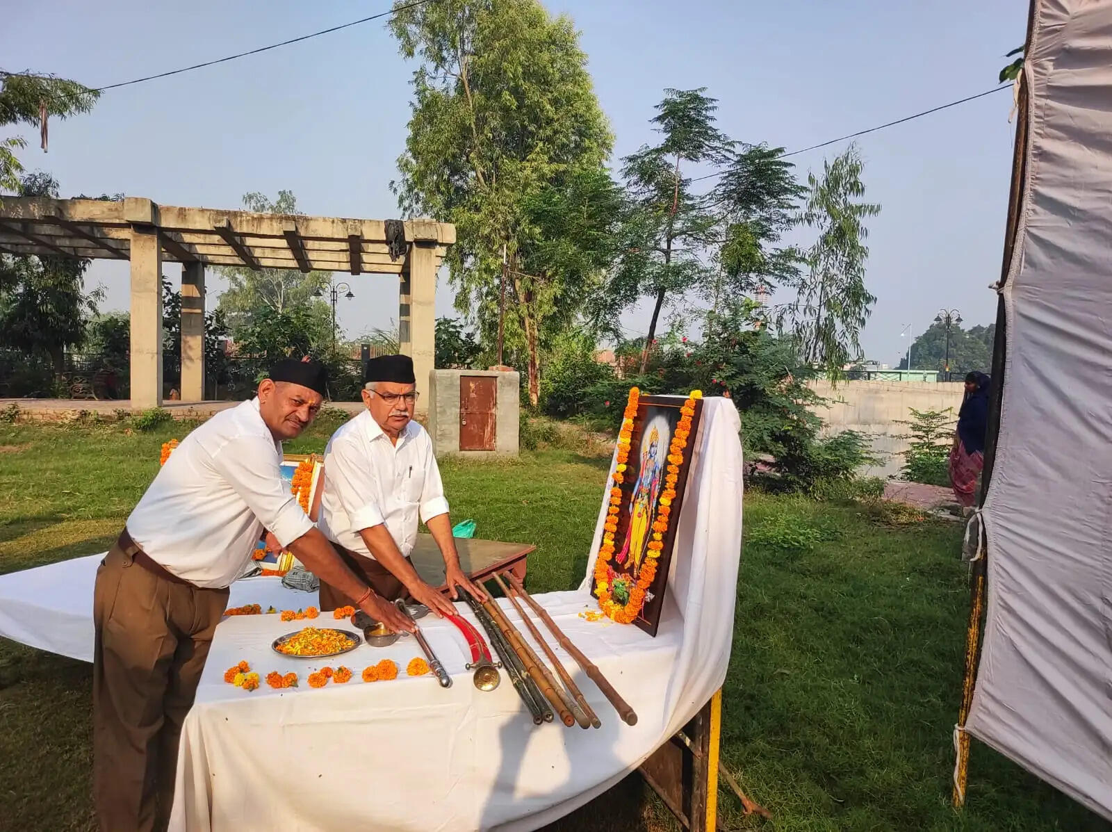 जींद : राष्ट्रीय स्वयंसेवक संघ ने किया शस्त्र पूजन कार्यक्रम का आयोजन, किया पथ संचलन