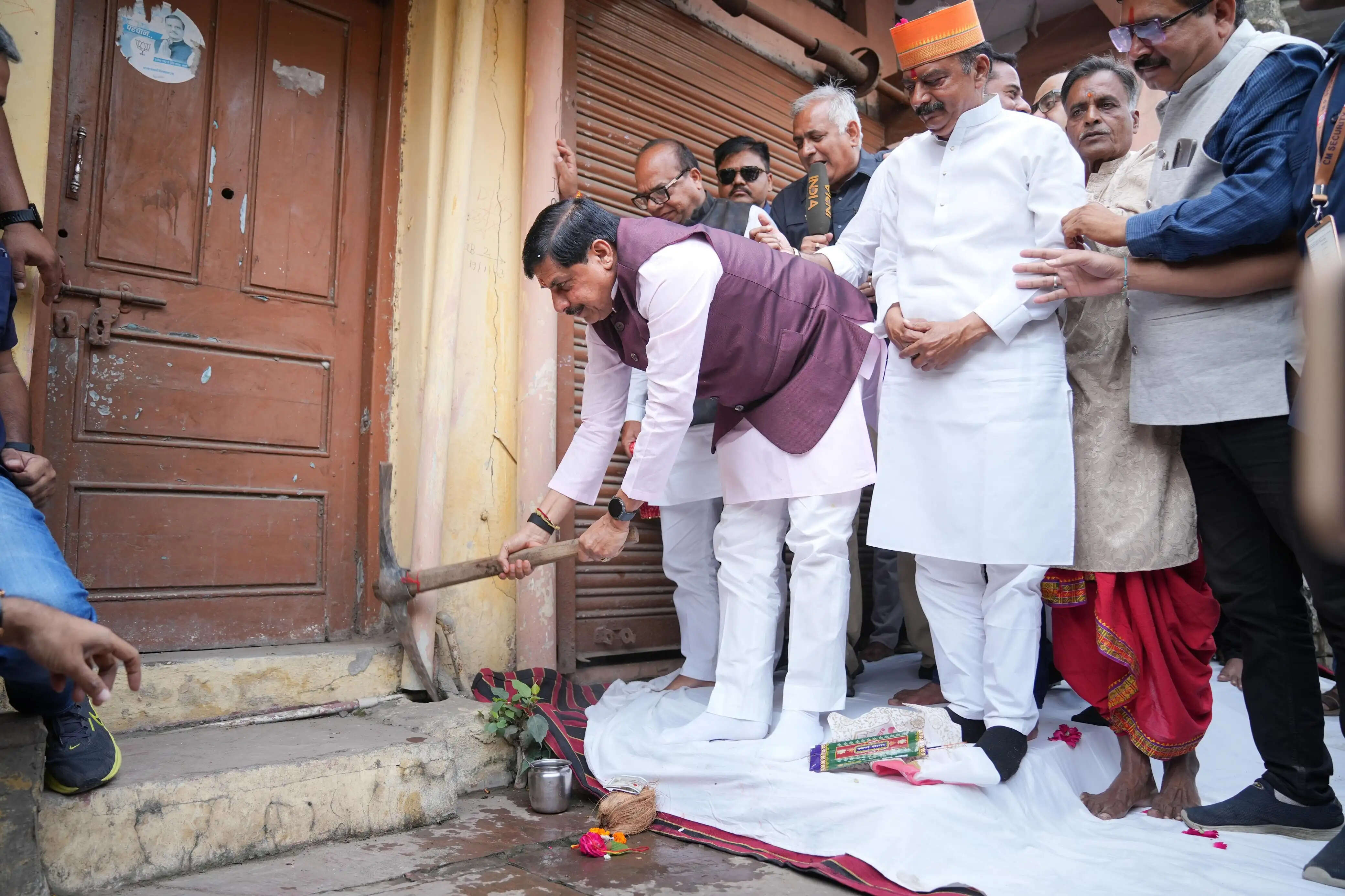 मध्य प्रदेश में सिंहस्थ-2028 के लिए सड़क चाैड़ीकरण काे मुख्यमंत्री ने अपने पैतृक घर पर चलाई कुदाल