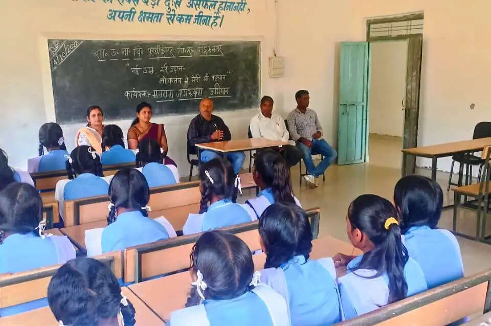 फूलीडूमर स्कूल में विद्यार्थियों को बताया मतदान का महत्व, मतदाता पंजीयन के लिए किया प्रेरित