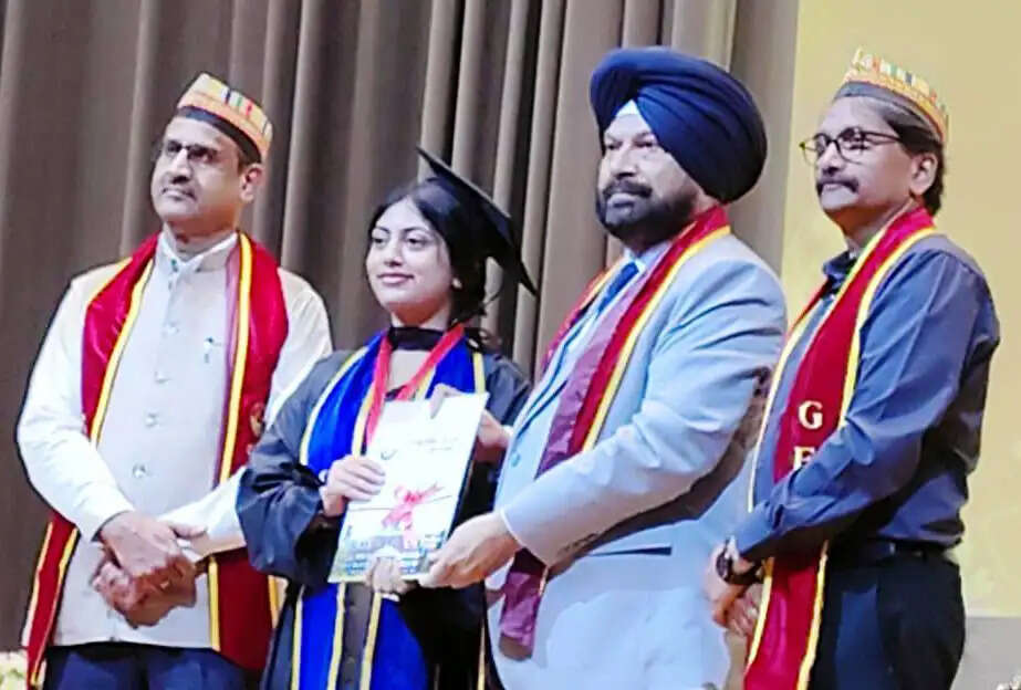 ग्राफिक एरा विश्वविद्यालय से स्वर्ण पदक प्राप्त कर साक्षीने बढ़ाया नैनीताल का गौरव