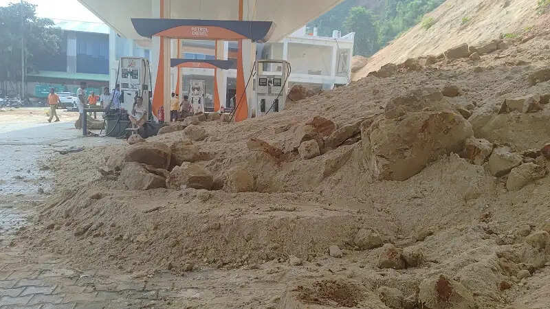 गुवाहाटी के जोराबाट में भूस्खलन, पेट्रोल पंप और दो वाहन क्षतिग्रस्त