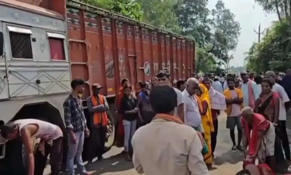 कंटेनर की टक्कर से बाइक सवार महिला की मौत, बेटा और अन्य महिला घायल