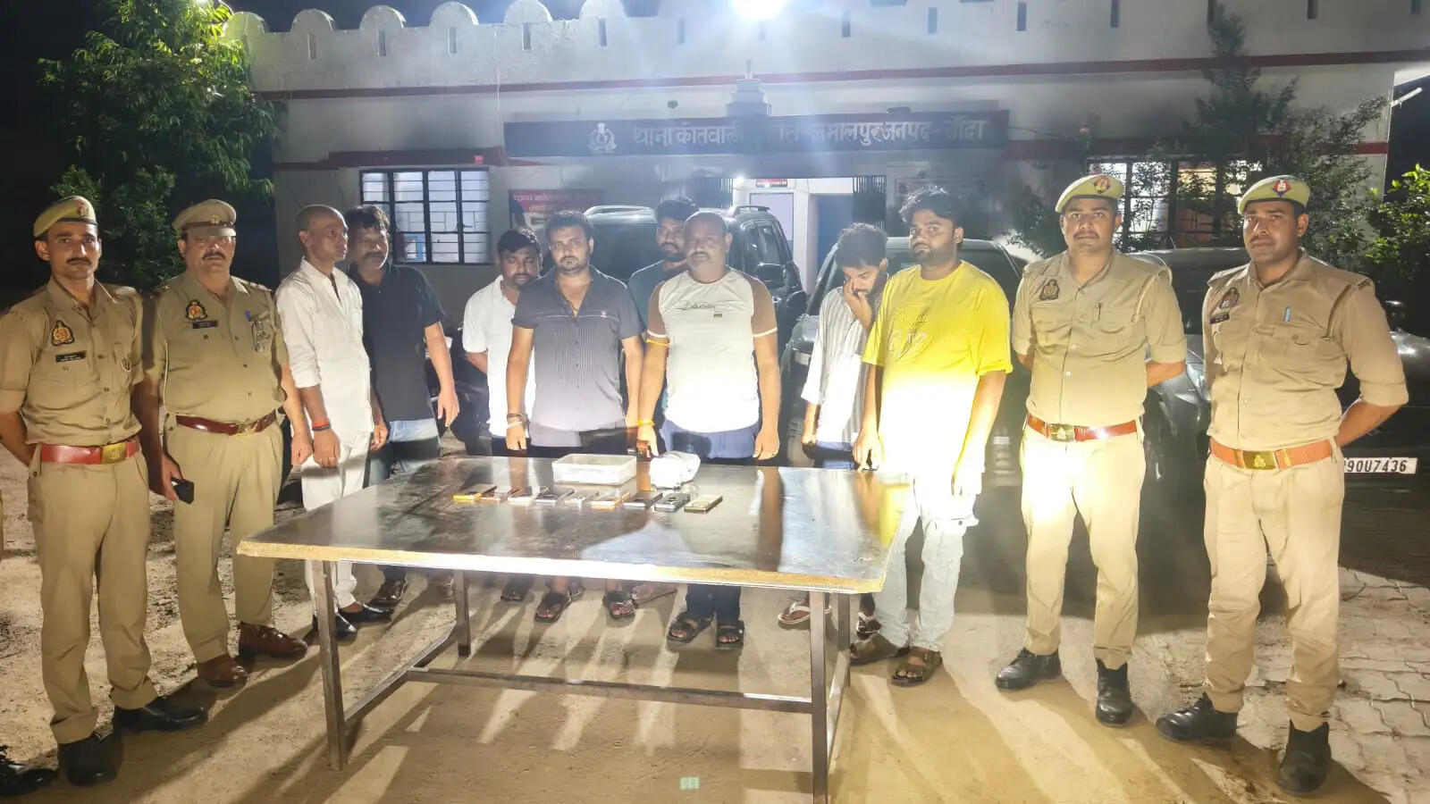 बांदा: पुलिस ने छापा मारकर आठ जुआरियों को किया गिरफ्तार