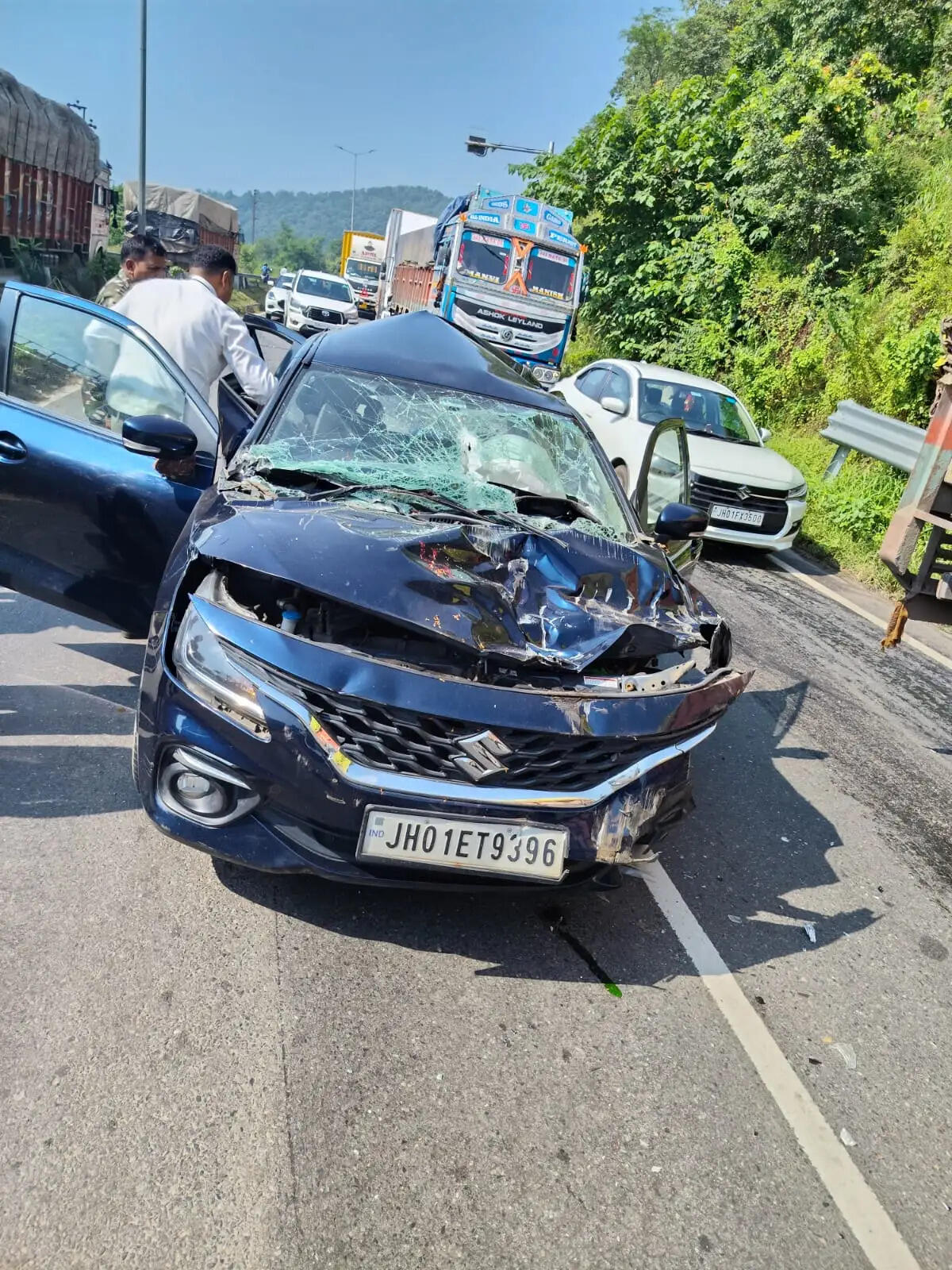 चुटूपालू घाटी में फिर हादसा, बाल-बाल बचे बैंक के दो शाखा प्रबंधक