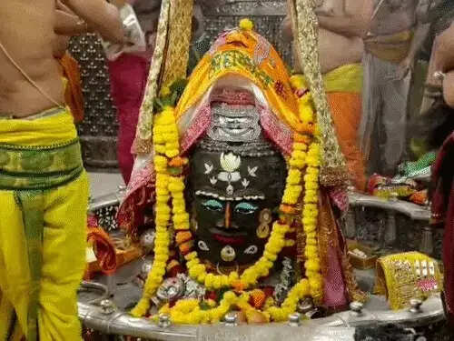 उज्जैन:&nbsp;तड़के 4 बजे खुले महाकाल मंदिर के पट, पंचामृत अभिषेक के बाद भस्म रमाई