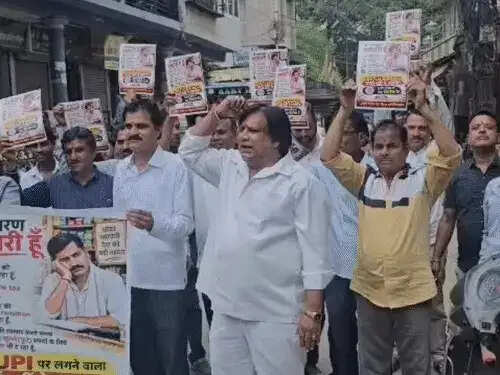 इंदौर:&nbsp;यूपीआई&nbsp;मर्चेंट फीस के विरोध में&nbsp;रिटेल गारमेंट्स एसोसिएशन ने दुकानों पर लगाए पोस्टर,&nbsp;4 दिन में 10 लाख लोगों तक पहुंचने का लक्ष्य
