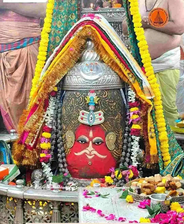 भस्म आरती में रजत ओम-बिल्वपत्र मुकुट से सजे महाकाल,&nbsp;निराकार से साकार रूप में दिए दर्शन