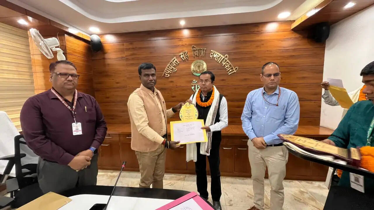 उपायुक्त ने 18 सेवानिवृत्त शिक्षकों और दो कर्मियों को दी विदाई