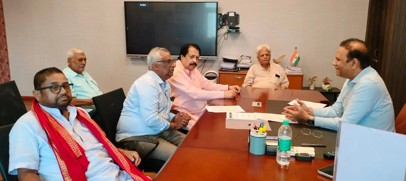 लेबर कोड पर श्रमिक संगठनों ने श्रम सचिव को सौंपा सुझाव