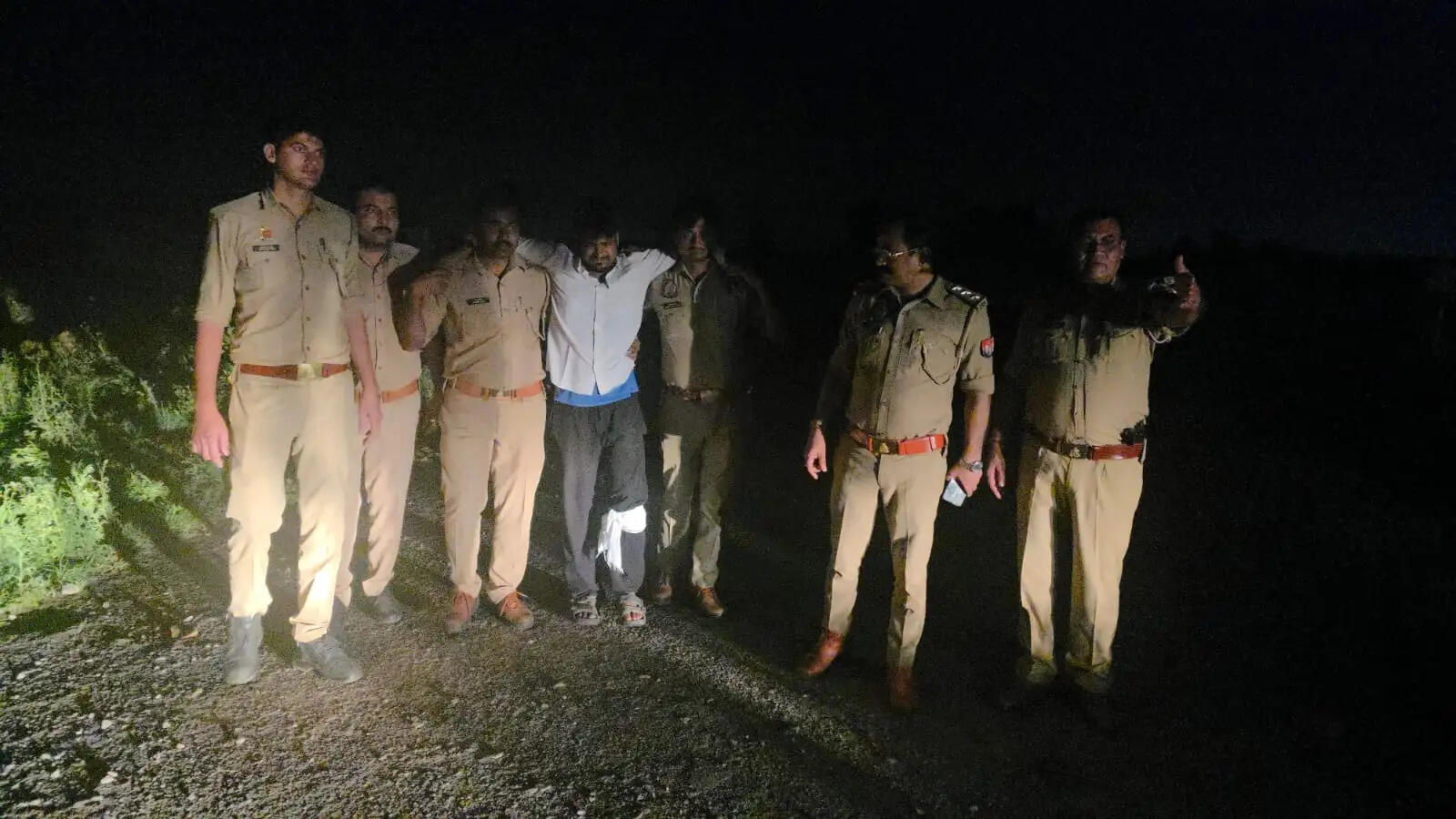 पुलिस मुठभेड़ में गोकशी करने वाला शातिर बदमाश गिरफ्तार, पैर में लगी गोली