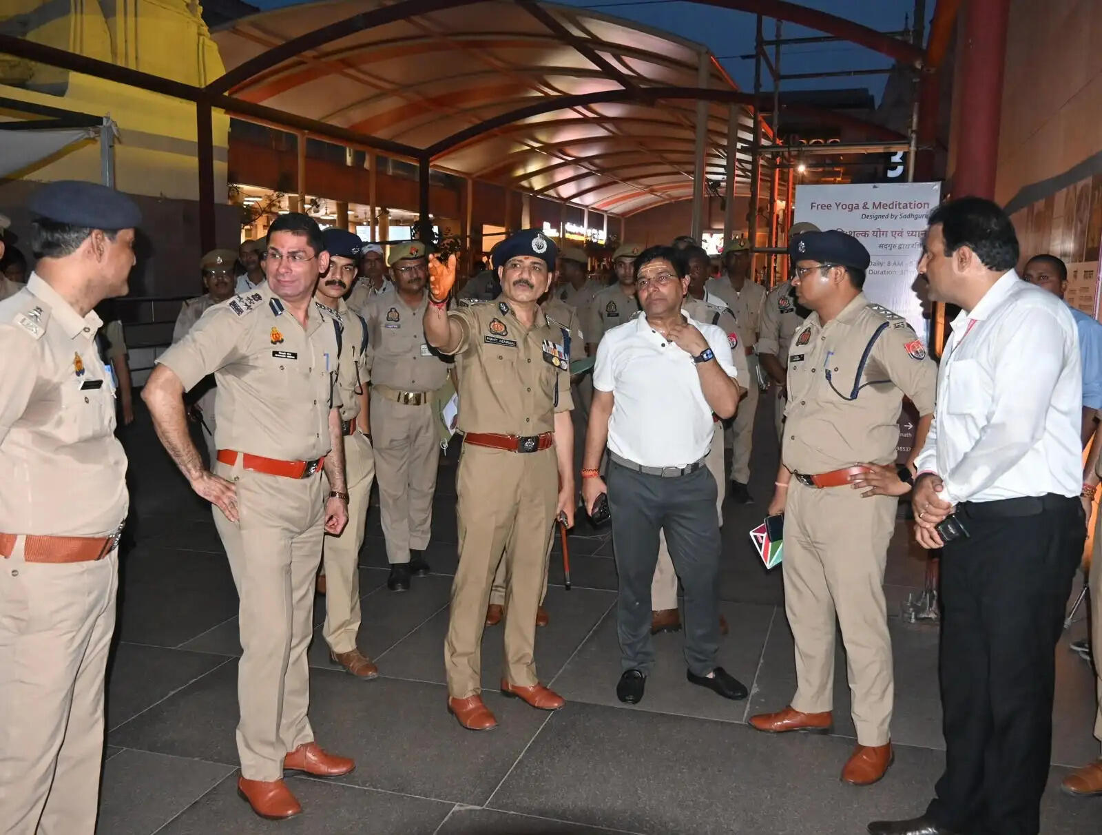 सावन के पहले पुलिस कमिश्नर ने काशी विश्वनाथ धाम में सुरक्षा तैयारियों को परखा,सुगम दर्शन पर जोर