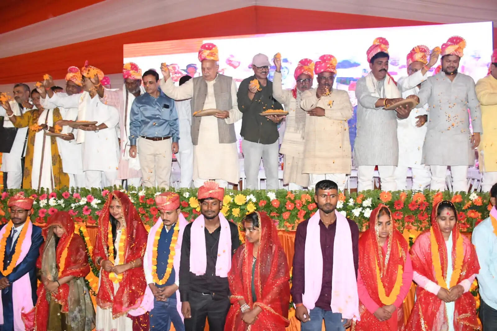 देवरिया : सामूहिक विवाह समारोह में 181 जोड़ों ने थामा एक-दूजे का हाथ, कृषि मंत्री ने दिया आशीर्वाद