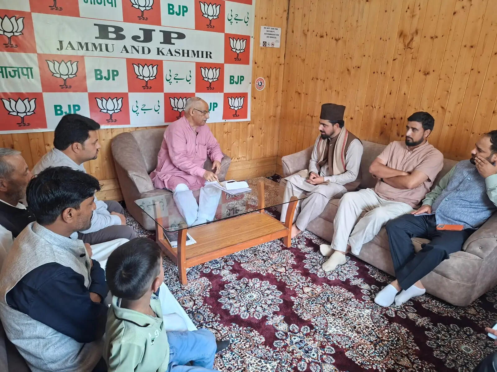 भाजपा नेताओं ने सुनीं जनसमस्याएं, समाधान का दिलाया भरोसा