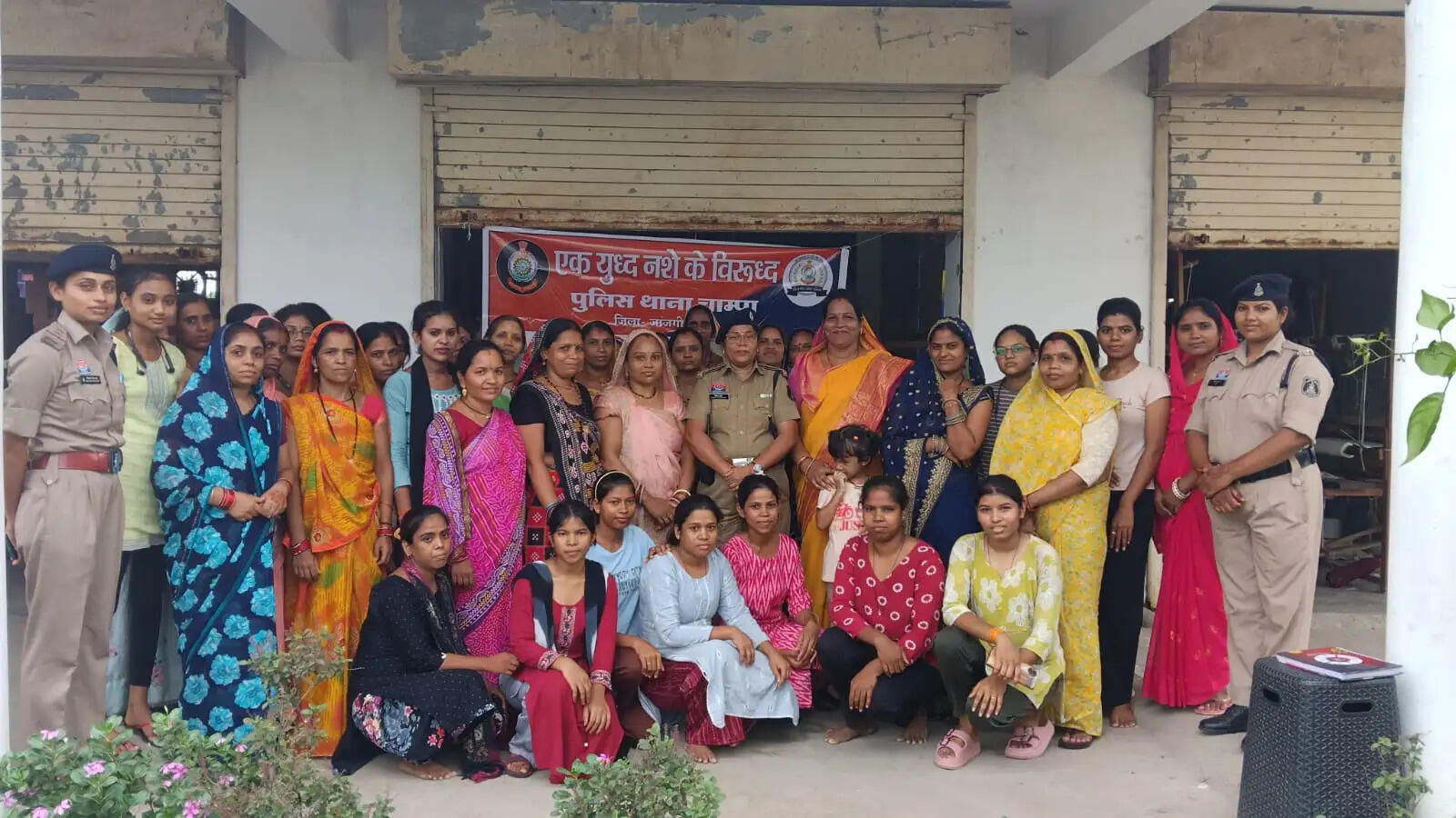जांजगीर-चांपा में बुनकर महिलाओं के बीच पहुंचीं सीएसपी योगिताबाली खापर्डे, नशामुक्ति और साइबर सुरक्षा का दिया संदेश