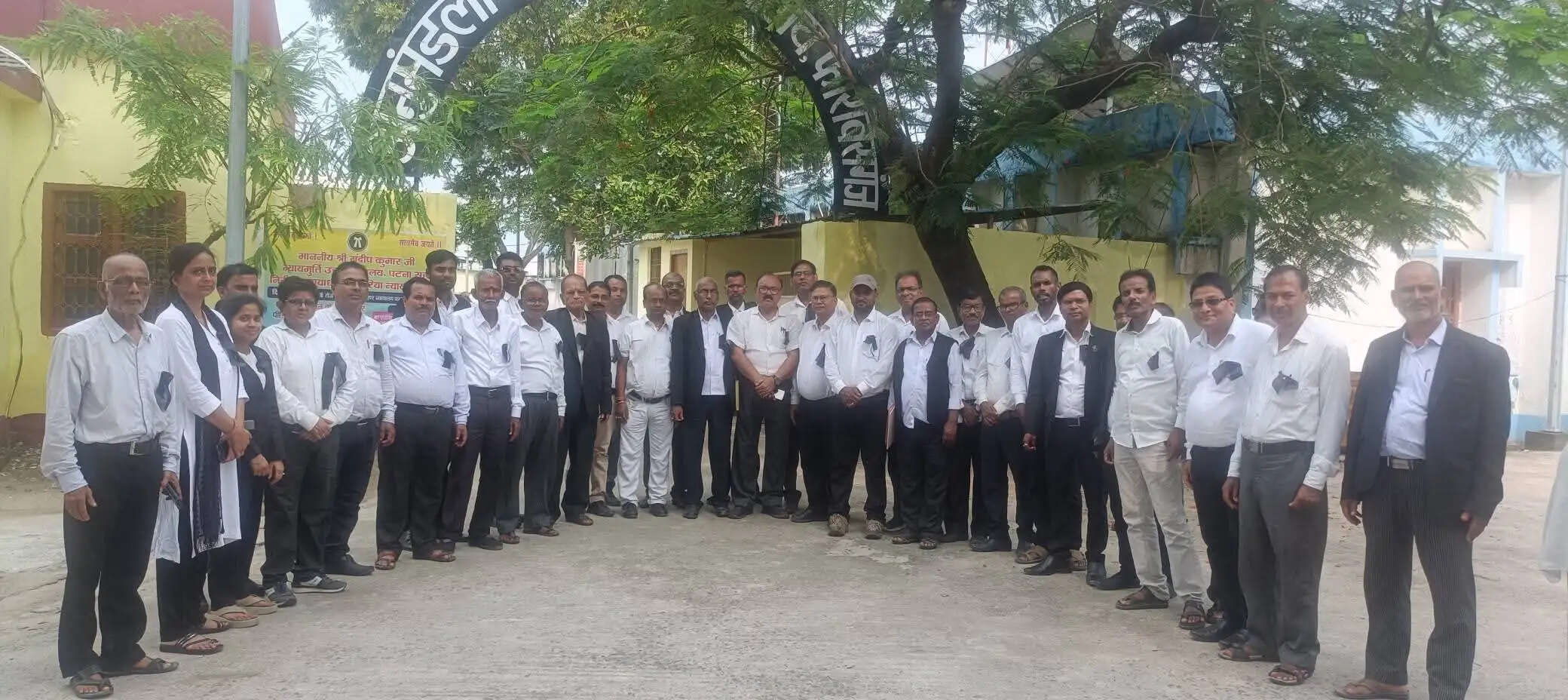 फारबिसगंज सिविल कोर्ट के वकीलों ने काला बिल्ला लगाकर की आंदोलन की शुरुआत
