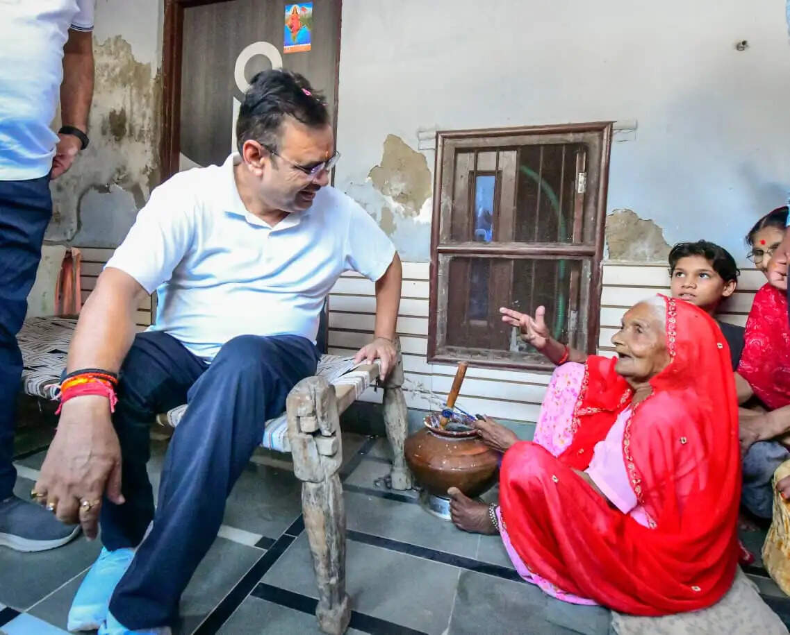 107 वर्षीय बुजुर्ग के आशीर्वाद से दिन की शुरुआत, बच्चों को बांटी चॉकलेट