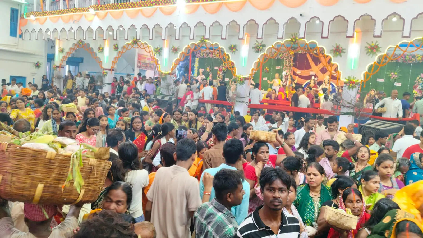 भागलपुर में विषहरी पूजा की धूम, चंपानगर समेत अन्य मंदिरों में डलिया देने उमड़ी श्रद्धालुओं की भारी भीड़