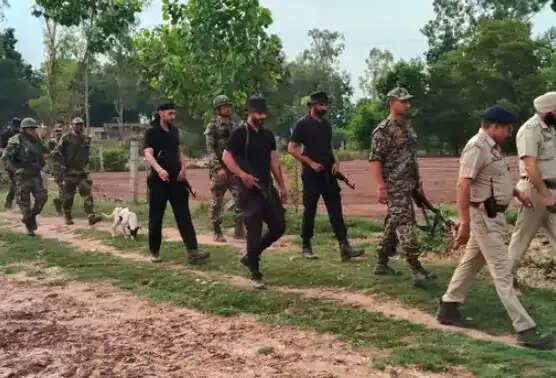 भारत-पाक सीमा से सटे पठानकोट क्षेत्र में पुलिस-बीएसएफ ने चलाया सर्च ऑपरेशन