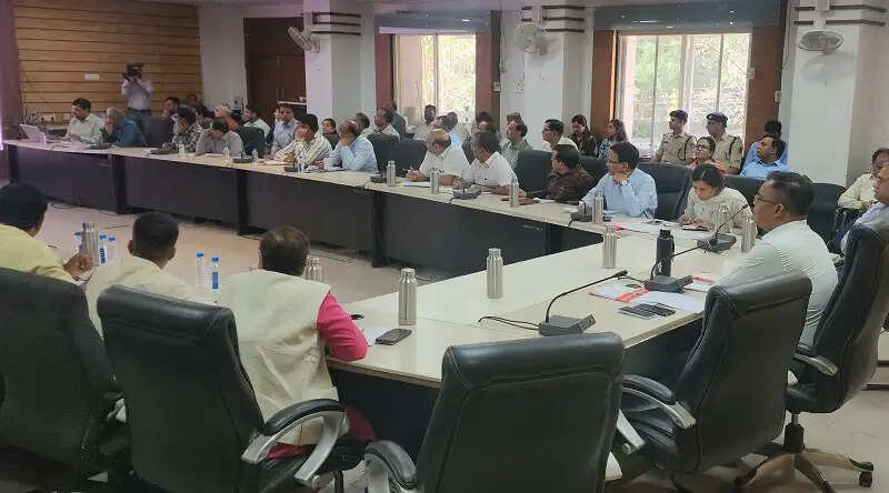 इंदौरः जिले में अच्छे कार्य करने वालों को मिलेगा प्रोत्साहन, कमजोर प्रदर्शन करने वालों पर होगी कार्रवाई