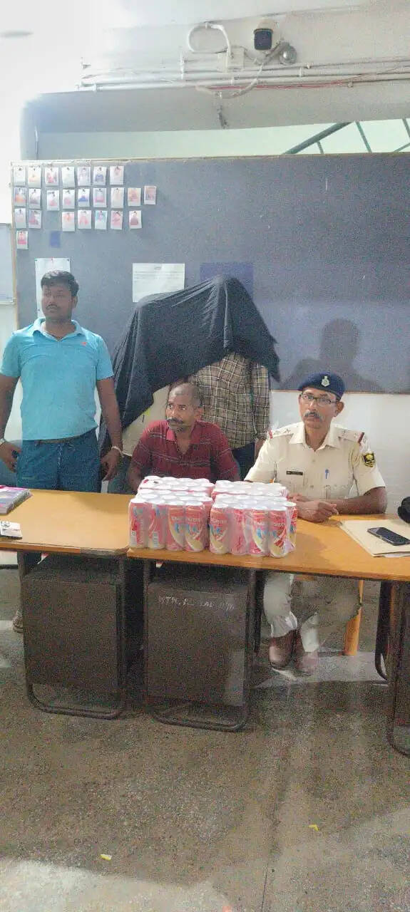 विदेशी शराब बरामद, दो तस्कर गिरफ्तार