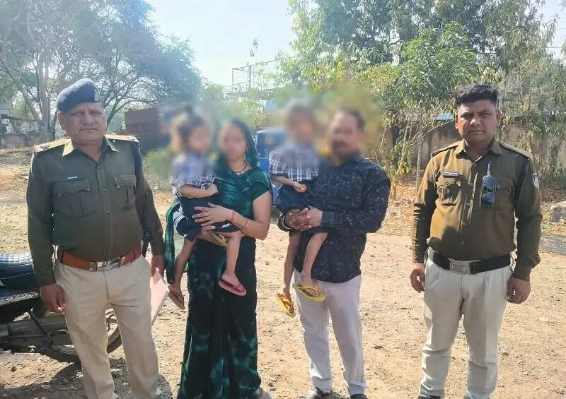 इंदौरः स्कूल के लिए तैयार होकर घर से निकली दो बालिकाएं रास्ता भटकी, डायल-112 जवानों ने परिजनों से मिलाया