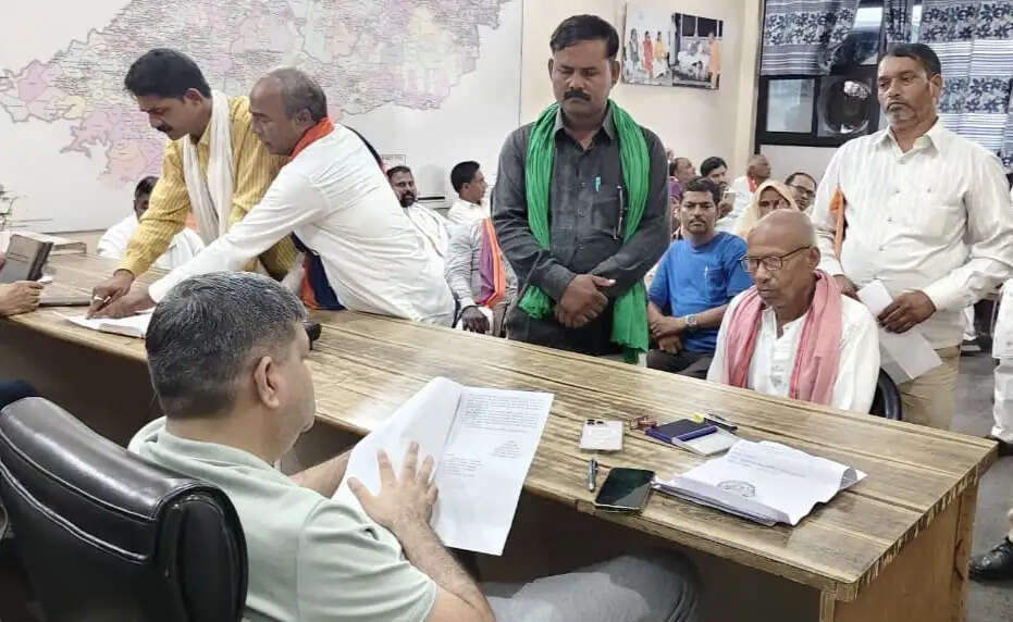 मीरजापुर: जनसंवाद में उमड़ा फरियादियों का हुजूम, मंत्री आशीष पटेल ने अधिकारियों को दिए निस्तारण के निर्देश