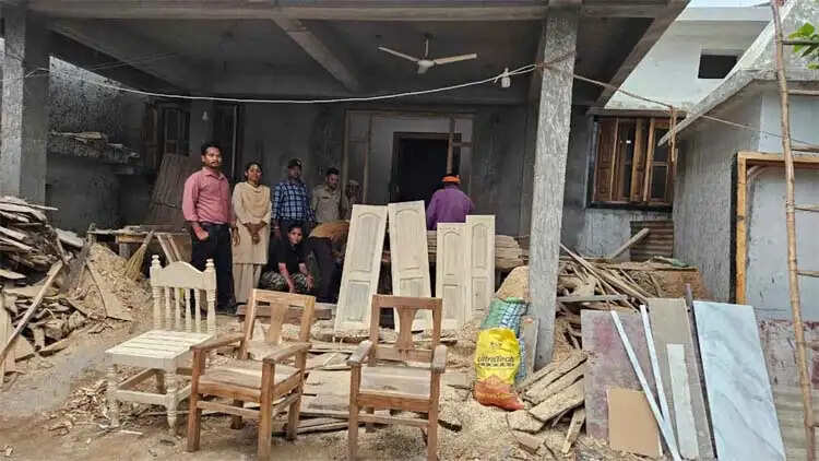 सरपंच के मकान से लाखों रुपये की सागाैन लकड़ी चिरान व गाेले जब्त, जांच जारी
