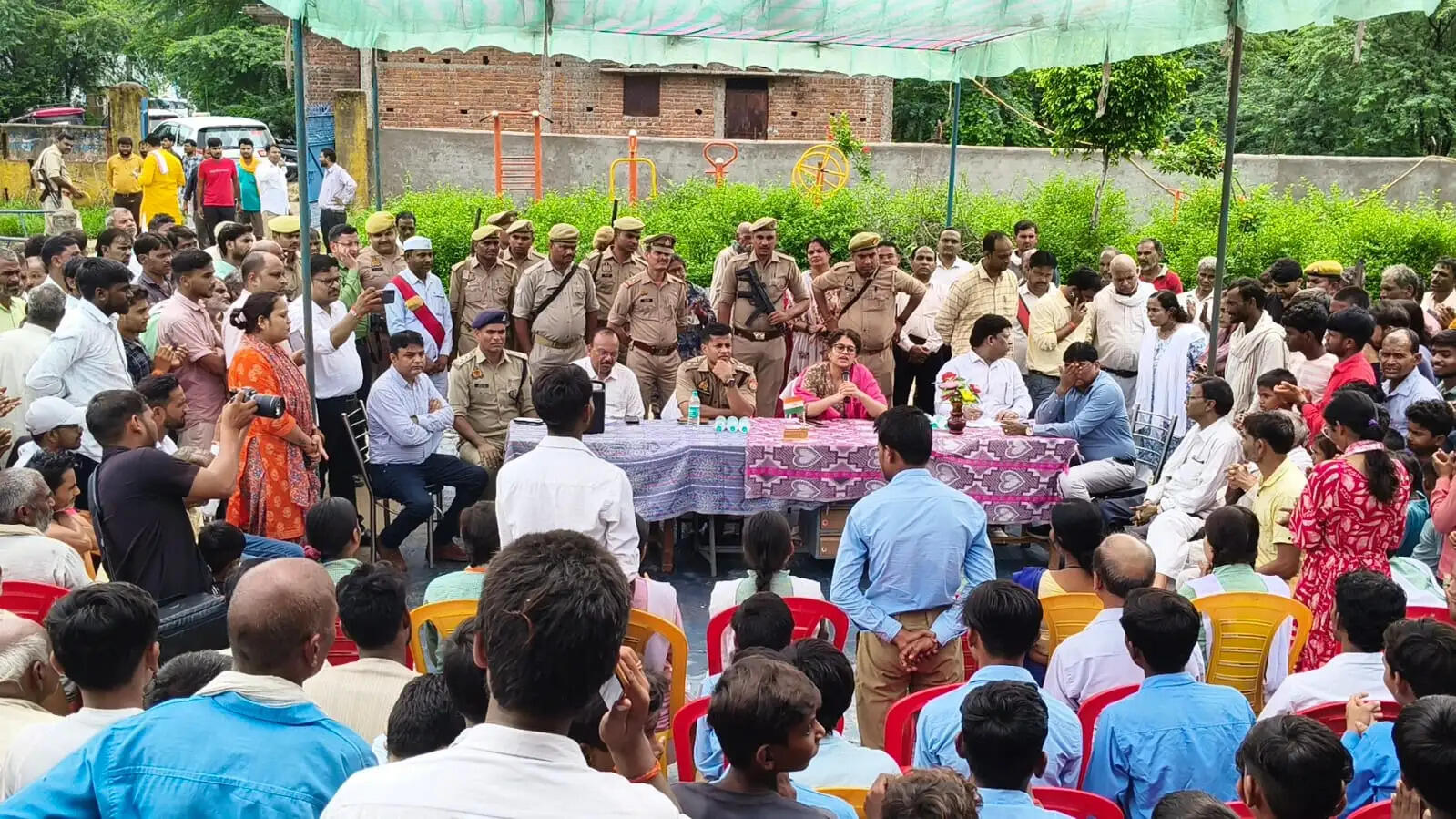 महोबा : छात्रों के प्रदर्शन के जिलाधिकारी ने सुनी समस्या, बोलीं - संवाद से होता समाधान
