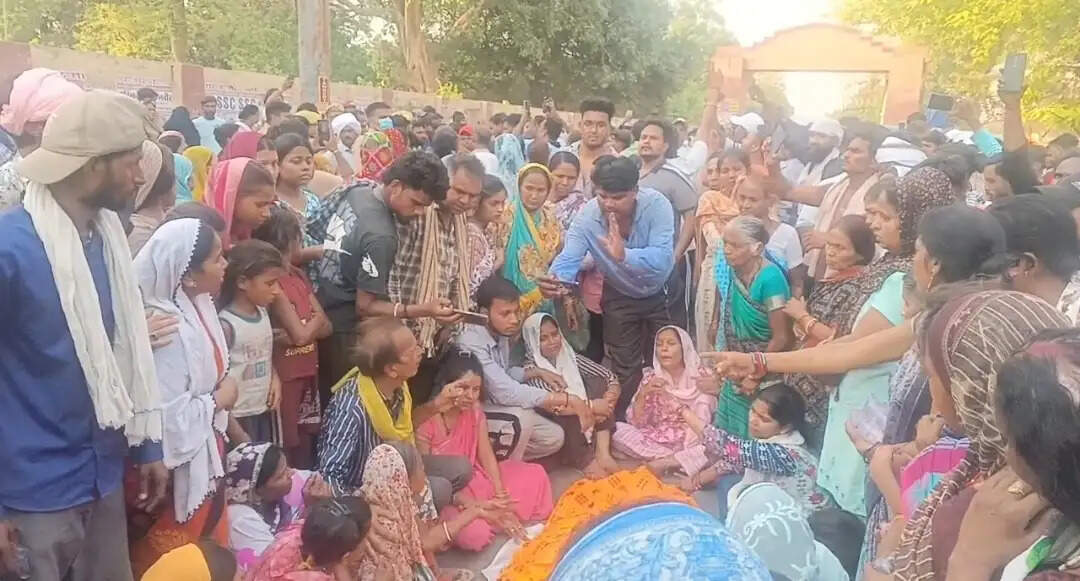 मोनू हत्याकांड में शव रखकर परिजनाें ने किया सड़क जाम, खुलासे की मांग
