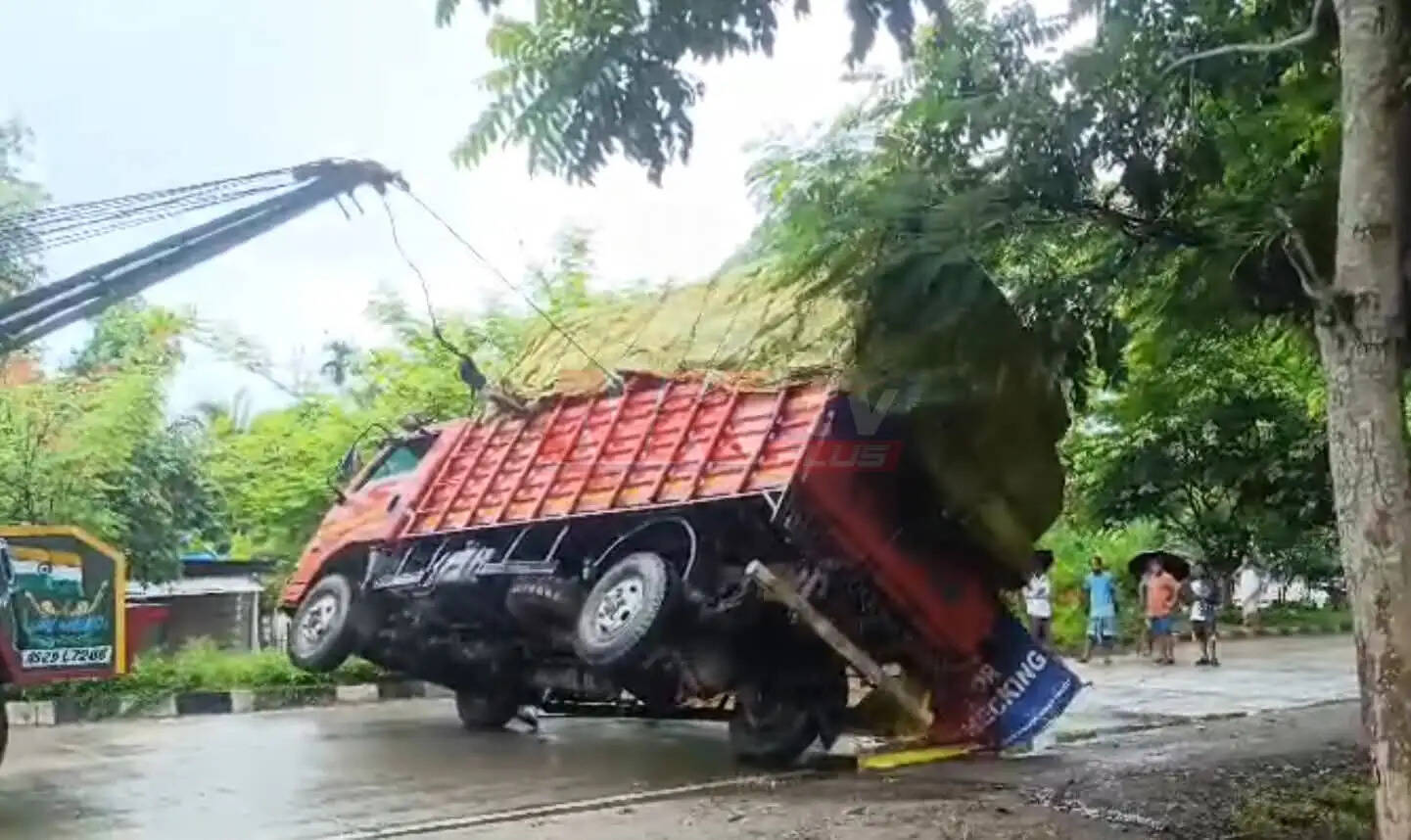 राष्ट्रीय राजमार्ग 27 पर ट्रक दुर्घटनाग्रस्त