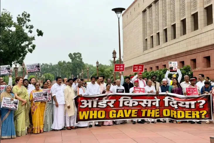 संसद भवन परिसर में इंडी गठबंधन का विरोध प्रदर्शन, छात्रों पर कार्रवाई और पैलेट गन के इस्तेमाल पर सरकार को घेरा
