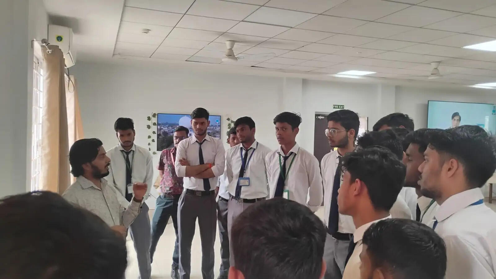 विश्व मौसम विज्ञान दिवस : स्कूली बच्चों और आम लोगों ने देखे मौसम मापने वाले उपकरण, वैज्ञानिकों ने दी जानकारी