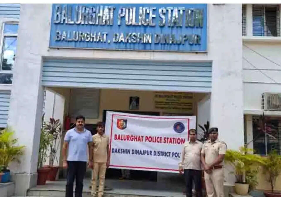 बिहार से भटककर बंगाल पहुंचे विक्षिप्त युवक को पुलिस ने परिवार को सौंपा