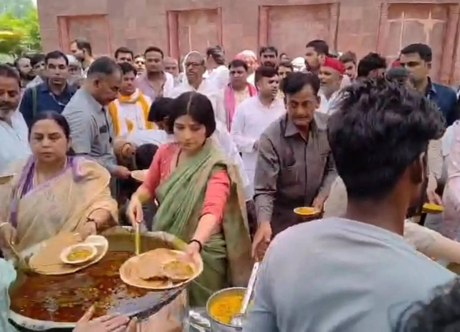 डिंपल यादव ने बड़ा मंगल पर सैफई में की पूजा, भंडारे में लोगों को प्रसाद किया वितरण