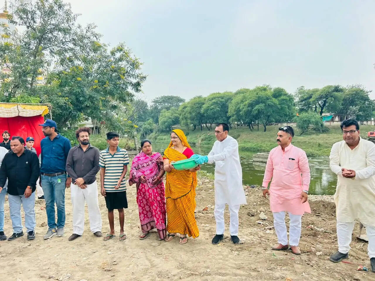 राजगढ़ःअजनार नदी की सफाई के लिए मंत्री पंवार ने नागरिकों के साथ किया श्रमदान, घाटों का भी किया निरीक्षण