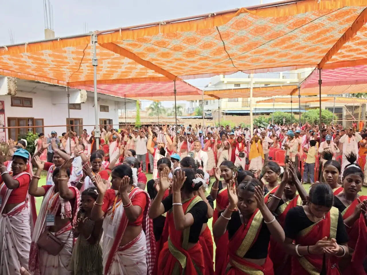 दिल्ली से लौटे जनजातीय प्रतिनिधियों का अम्बिकापुर में पारंपरिक 'गोड़ धोनी' से आत्मीय अभिनंदन