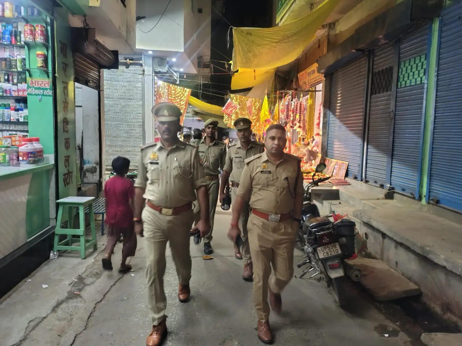 दुर्गा पूजा को लेकर पुलिस सतर्क, डीआईजी एस. चनप्पा और एसपी उत्तरी ने चौरीचौरा में किया पैदल गश्त