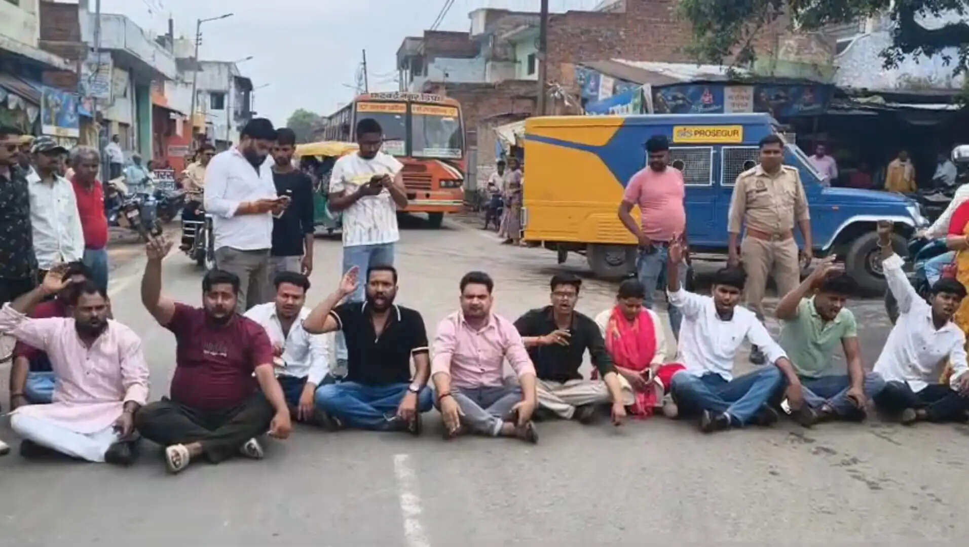 कन्नौज में समाज कल्याण मंत्री के अपमान पर फूटा आक्रोश, भाजपा कार्यकर्ताओं ने प्रदर्शन कर लगाया जाम