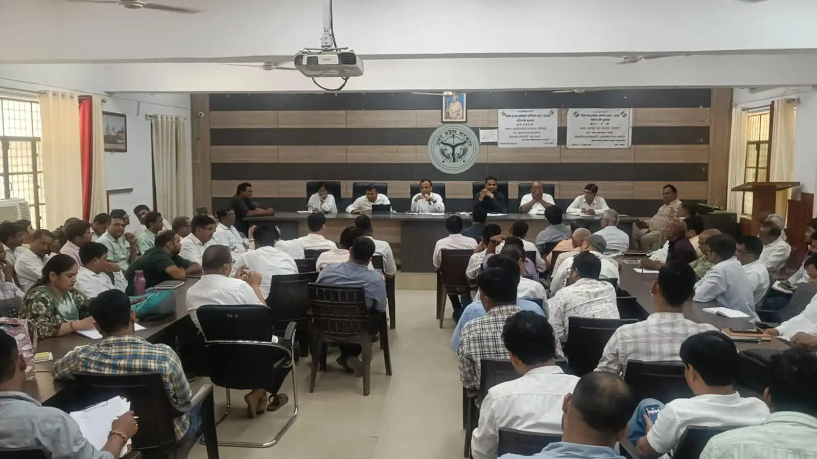 राजस्व कार्यों में लापरवाही पर एसडीएम सख्त, समयबद्ध निस्तारण के दिए निर्देश