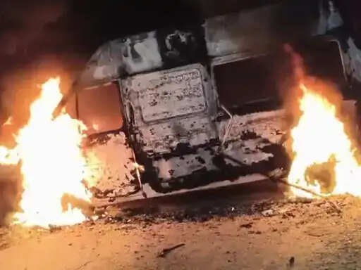 खंडवा में&nbsp;खड़ी जननी एक्सप्रेस&nbsp;एम्बुलेंस में लगी भीषण आग,&nbsp;शॉर्ट सर्किट की आशंका